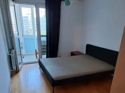 dormitor luminos cu pat mare apartament inchiriere Sector 6, București